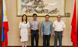 2022年5月17日 陪同新当选内政部长和巴丹省长拜访黄溪连大使